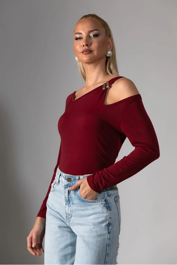 Μπλούζα με άνοιγμα στον ώμο και αγκράφα μπορντό 