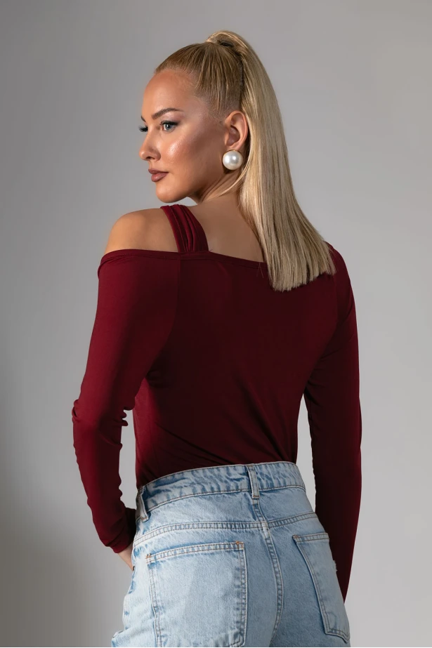 Μπλούζα με άνοιγμα στον ώμο και αγκράφα μπορντό 