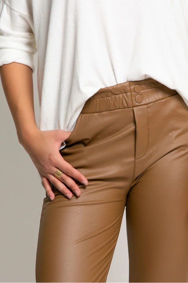 Παντελόνι jogger δερματίνη με κουμπιά σοκολά
