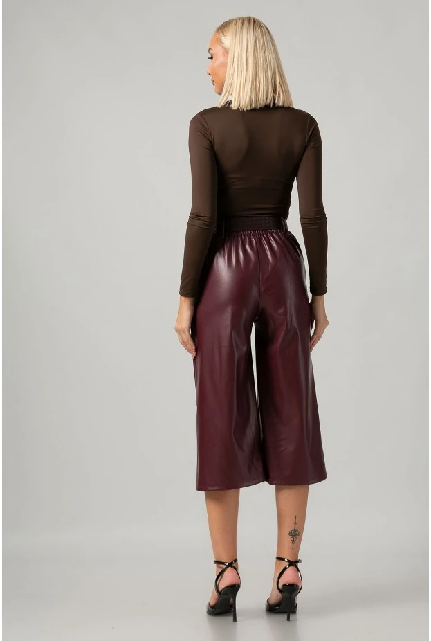 Leather ζιπ κιλότ με ζώνη βουργουνδί