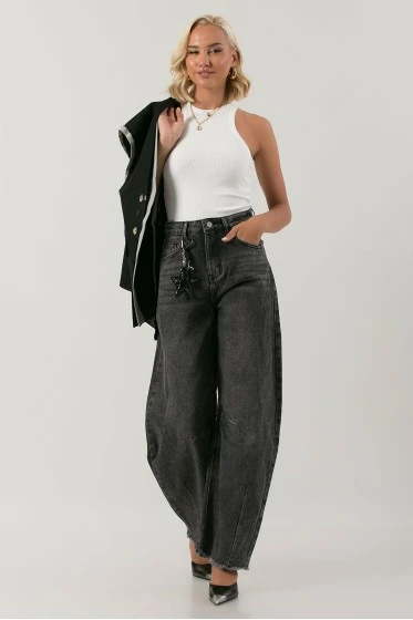 Jean balloon fit με ξέφτια και charms ανθρακί