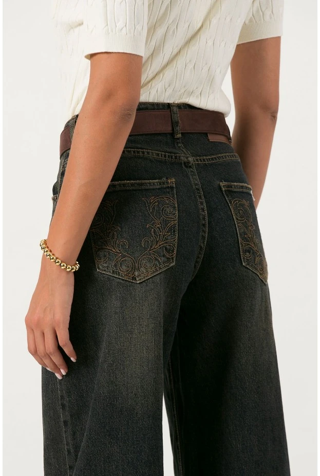 Jean balloon fit με κεντητά σχέδια στις τσέπες πίσω μπλε σκούρο