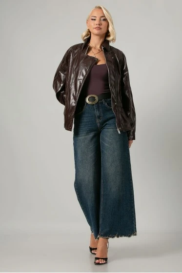 Jean wide leg με κεντητά γράμματα στο τελείωμα και ξέφτια μπλε σκούρο