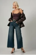 Jean wide leg με κεντητά γράμματα στο τελείωμα και ξέφτια μπλε σκούρο