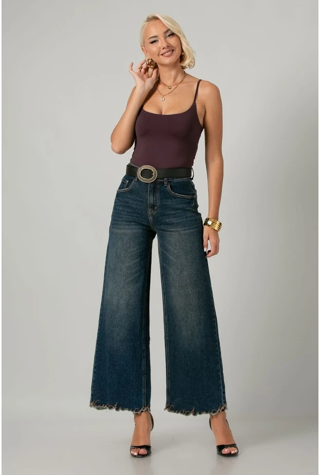 Jean wide leg με κεντητά γράμματα στο τελείωμα και ξέφτια μπλε σκούρο