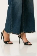 Jean wide leg με κεντητά γράμματα στο τελείωμα και ξέφτια μπλε σκούρο