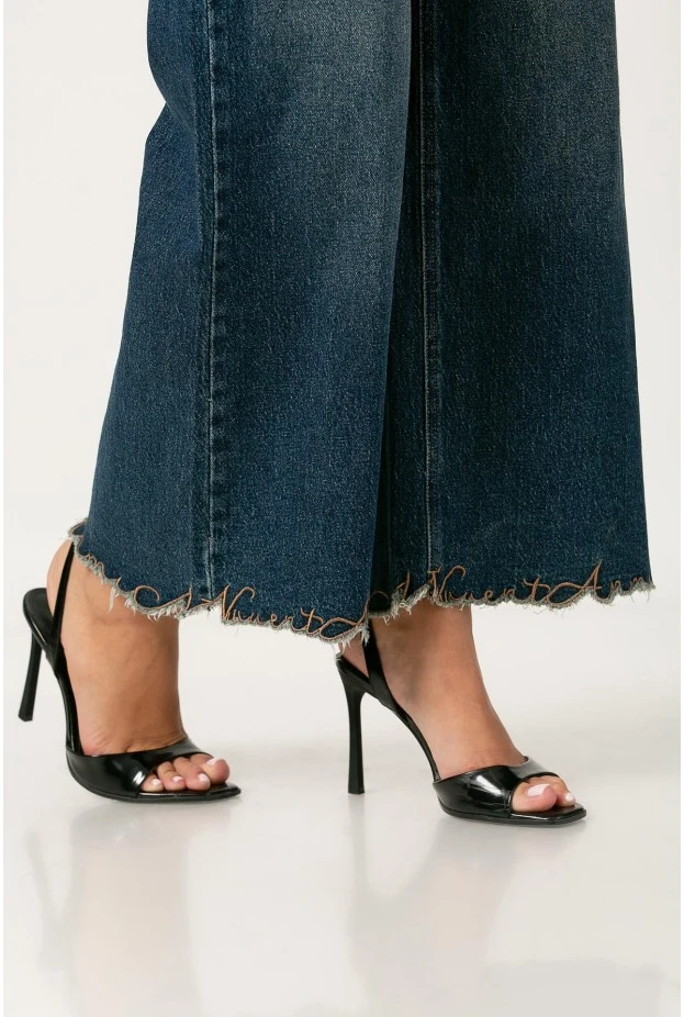 Jean wide leg με κεντητά γράμματα στο τελείωμα και ξέφτια μπλε σκούρο
