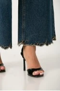 Jean wide leg με κεντητά γράμματα στο τελείωμα και ξέφτια μπλε σκούρο