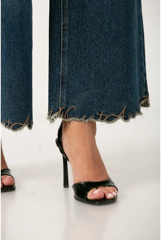 Jean wide leg με κεντητά γράμματα στο τελείωμα και ξέφτια μπλε σκούρο