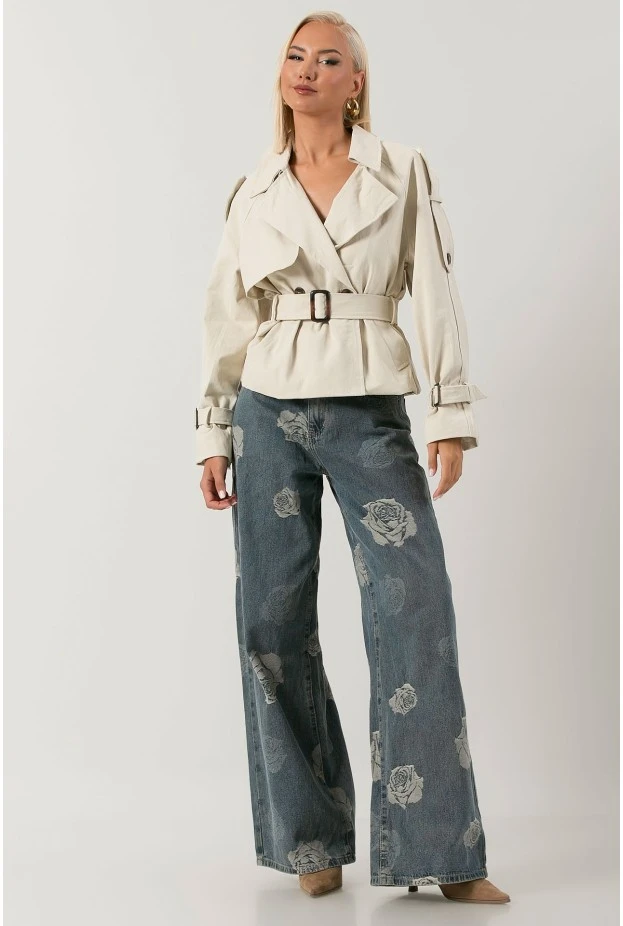 Jean wide leg με κεντητά λουλούδια και ζωνάκι μπλε