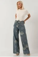 Jean wide leg με κεντητά λουλούδια και ζωνάκι μπλε