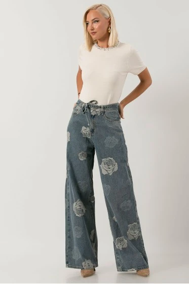 Jean wide leg με κεντητά λουλούδια και ζωνάκι μπλε