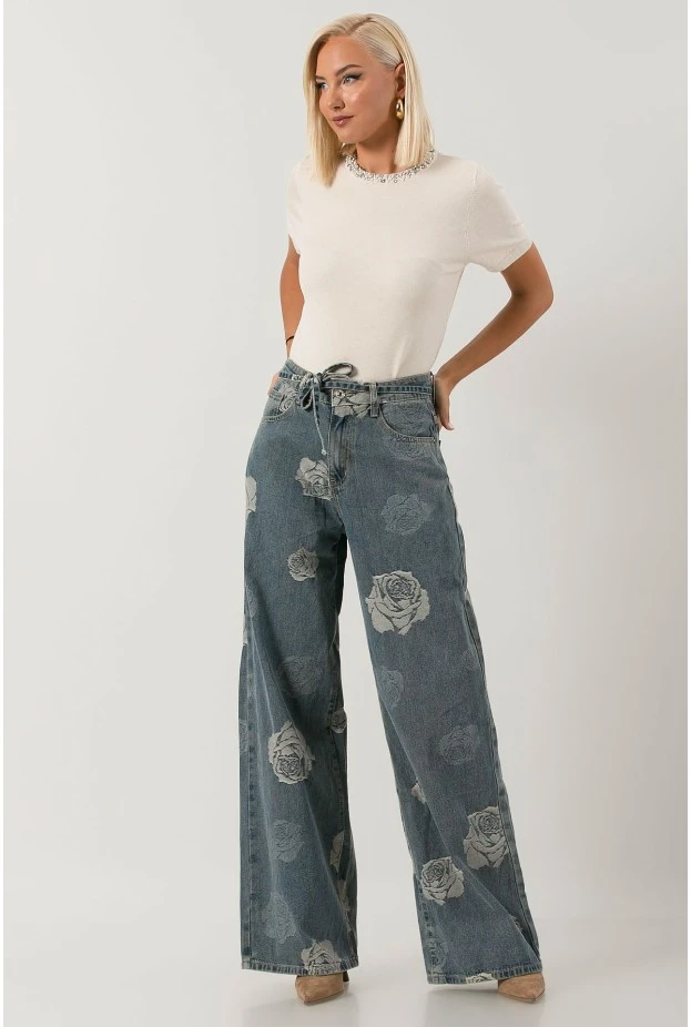 Jean wide leg με κεντητά λουλούδια και ζωνάκι μπλε