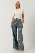 Jean wide leg με κεντητά λουλούδια και ζωνάκι μπλε