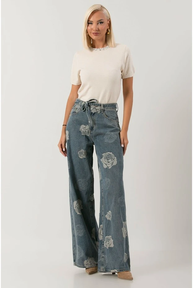 Jean wide leg με κεντητά λουλούδια και ζωνάκι μπλε