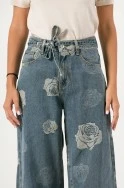 Jean wide leg με κεντητά λουλούδια και ζωνάκι μπλε