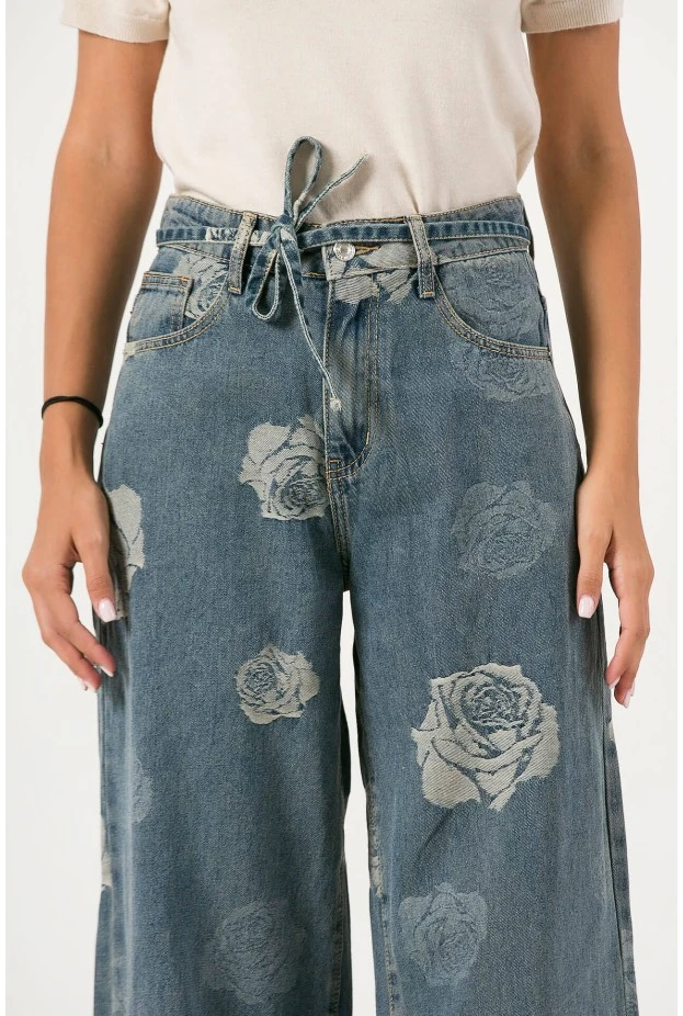 Jean wide leg με κεντητά λουλούδια και ζωνάκι μπλε