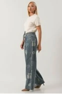 Jean wide leg με κεντητά λουλούδια και ζωνάκι μπλε