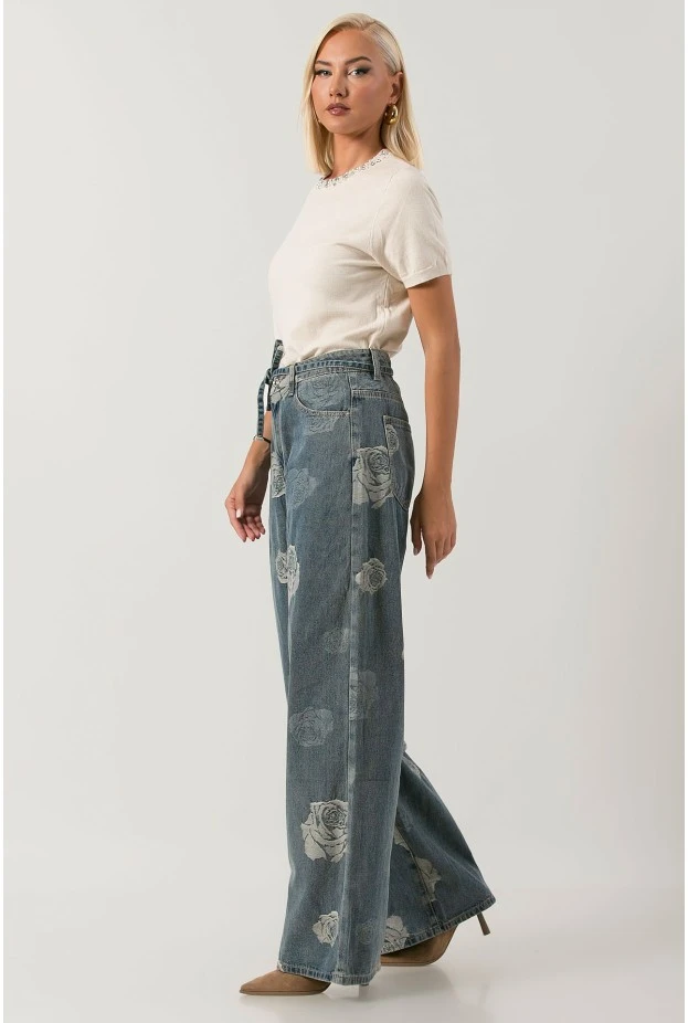 Jean wide leg με κεντητά λουλούδια και ζωνάκι μπλε