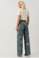 Jean wide leg με κεντητά λουλούδια και ζωνάκι μπλε