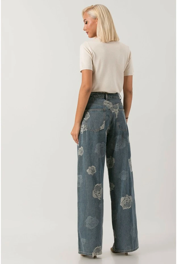 Jean wide leg με κεντητά λουλούδια και ζωνάκι μπλε