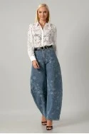 Jean balloon fit με κεντητά λουλούδια μπλε