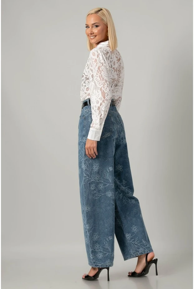 Jean balloon fit με κεντητά λουλούδια μπλε