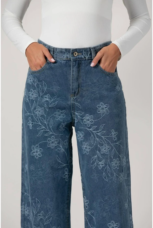 Jean straight leg με κεντητά λουλούδια μπλε