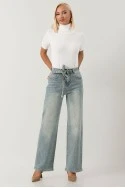 Jean straight leg με στρας και ζωνάκι μπλε ανοιχτό