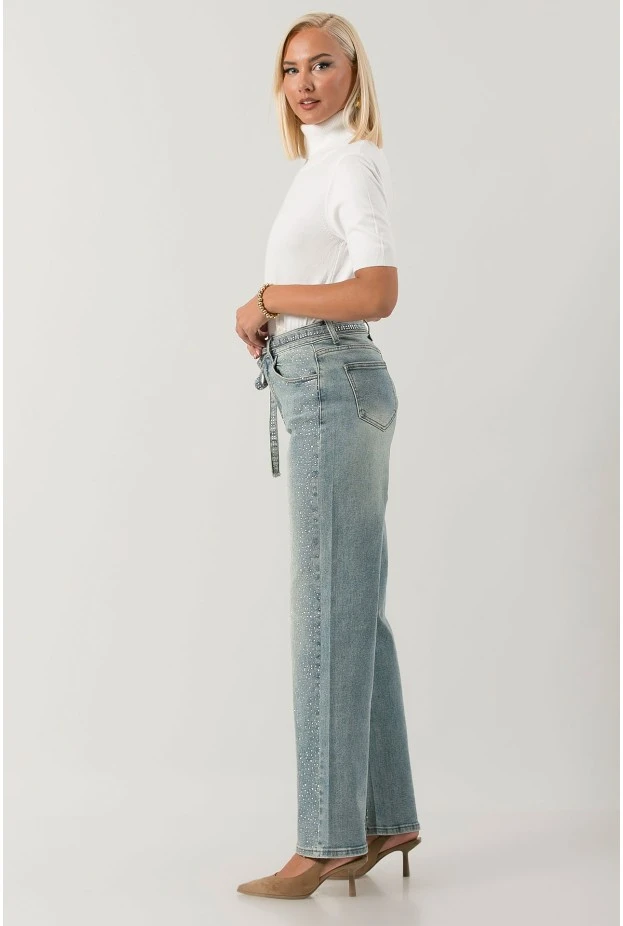 Jean straight leg με στρας και ζωνάκι μπλε ανοιχτό