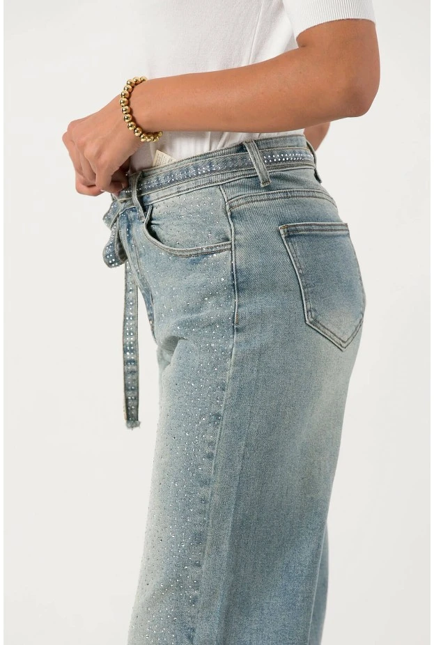 Jean straight leg με στρας και ζωνάκι μπλε ανοιχτό