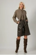Βερμούδα leather με πιέτες καφέ