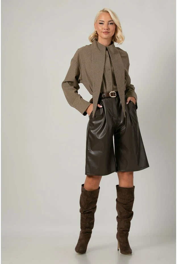 Βερμούδα leather με πιέτες καφέ