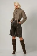 Βερμούδα leather με πιέτες καφέ