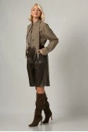 Βερμούδα leather με πιέτες καφέ