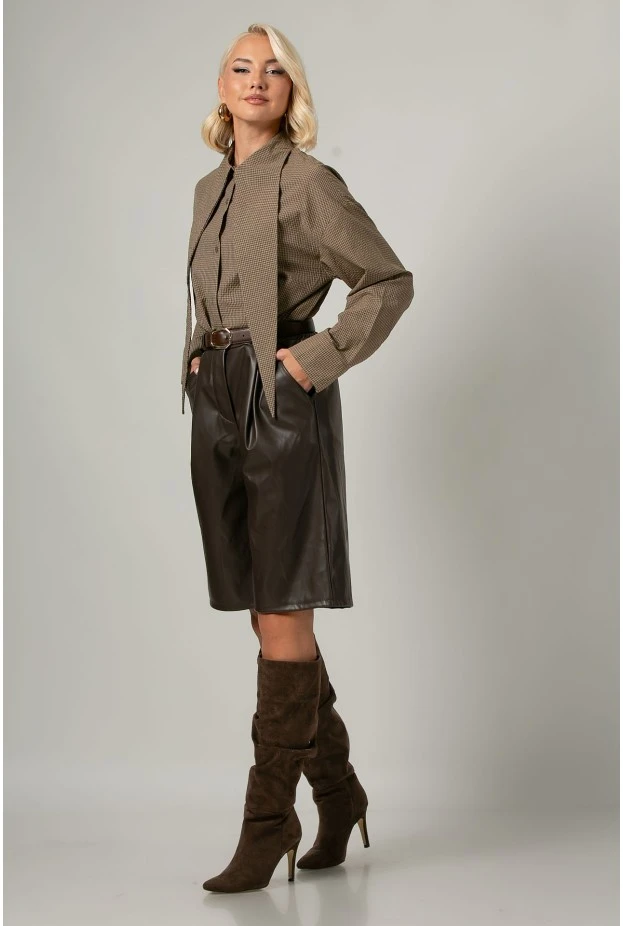 Βερμούδα leather με πιέτες καφέ