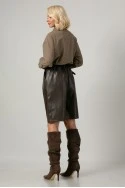 Βερμούδα leather με πιέτες καφέ
