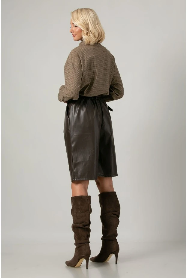 Βερμούδα leather με πιέτες καφέ