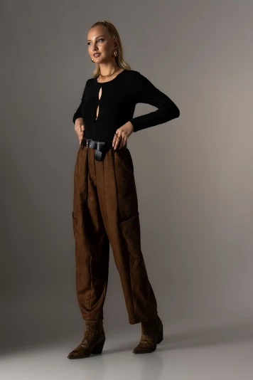 Σουέντ baggy παντελόνι με ζώνη ταμπά