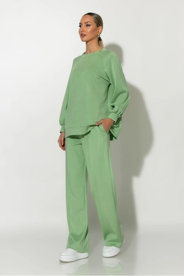 Σετ παντελόνα και oversized μπλούζα με δέσιμο στην πλάτη βεραμάν Σετ παντελόνα και oversized μπλούζα με δέσιμο στην πλάτη βεραμάν