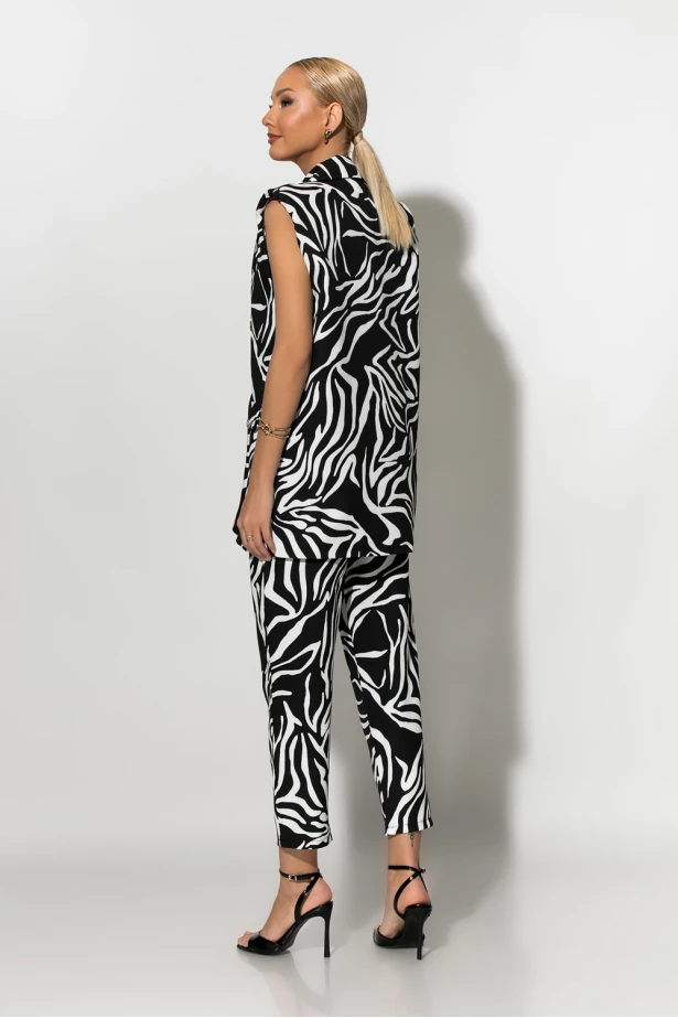 Σετ παντελόνι και oversized αμάνικο blazer με βάτες zebra print μαύρο-λευκό Σετ παντελόνι και oversized αμάνικο blazer με βάτες zebra print μαύρο-λευκό