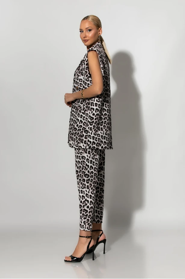 Σετ παντελόνι και oversized αμάνικο blazer με βάτες leopard print μπεζ Σετ παντελόνι και oversized αμάνικο blazer με βάτες leopard print μπεζ