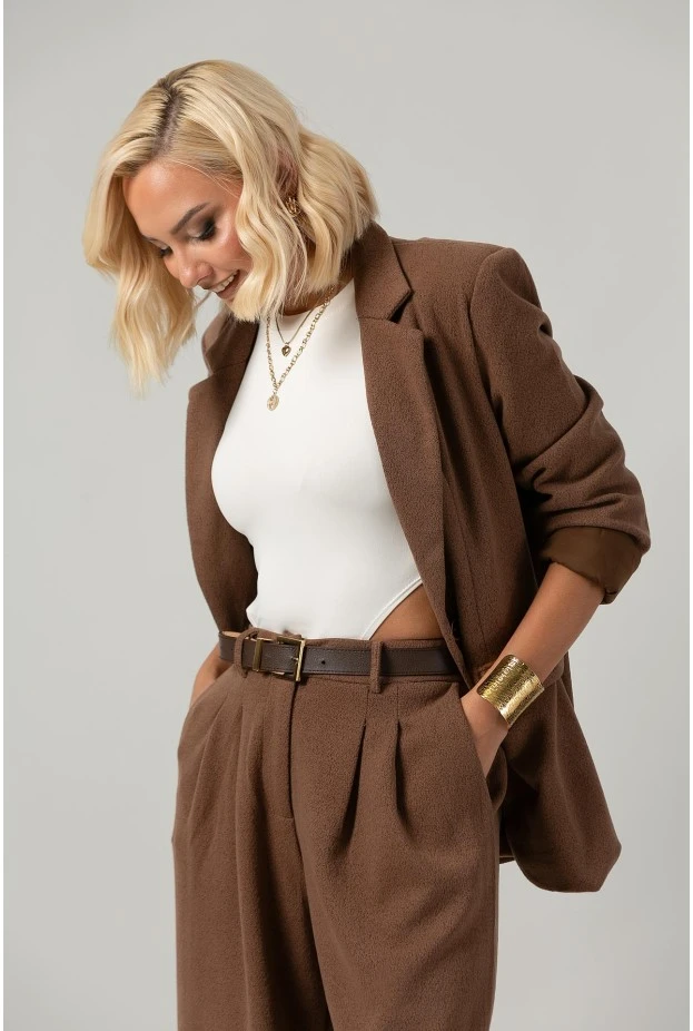 Σετ blazer με ιδιαίτερη ύφανση και παντελόνα με πιέτες και λάστιχο ταμπά