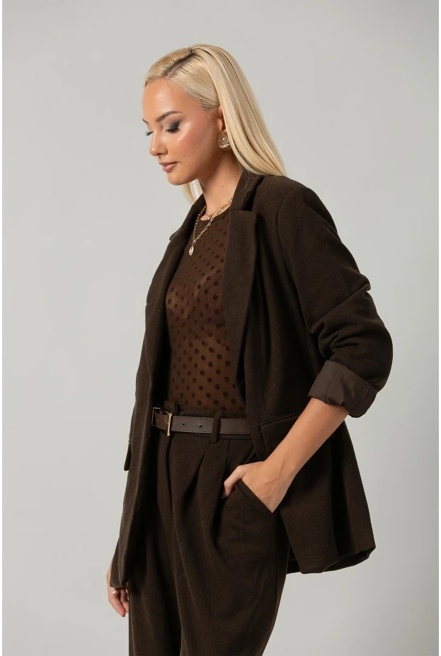 Σετ blazer με ιδιαίτερη ύφανση και παντελόνα με πιέτες και λάστιχο καφέ