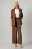 Σετ blazer με ιδιαίτερη ύφανση και παντελόνα με πιέτες και λάστιχο ταμπά
