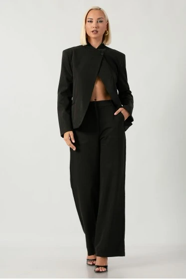 Σετ παντελόνι και blazer ασύμμετρο με μάο γιακά και κουμπί εκρού