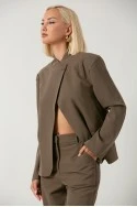 Σετ παντελόνι και blazer ασύμμετρο με μάο γιακά και κουμπί καφέ