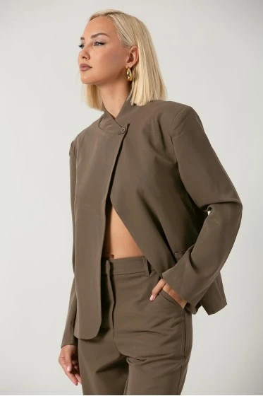Σετ παντελόνι και blazer ασύμμετρο με μάο γιακά και κουμπί εκρού