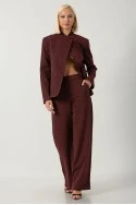 Σετ παντελόνι και blazer ασύμμετρο με μάο γιακά και κουμπί μπορντό