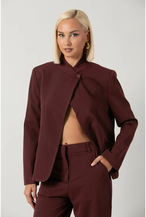 Σετ παντελόνι και blazer ασύμμετρο με μάο γιακά και κουμπί μπορντό